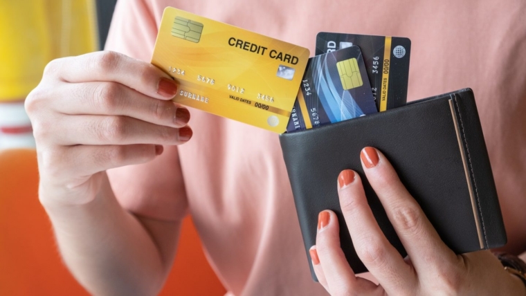 In Dubai, why should you compare before applying for a credit card?